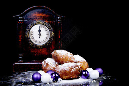荷兰甜甜圈也称为奥利博伦 传统的新年前夕粉状食物派对国家棕色图片