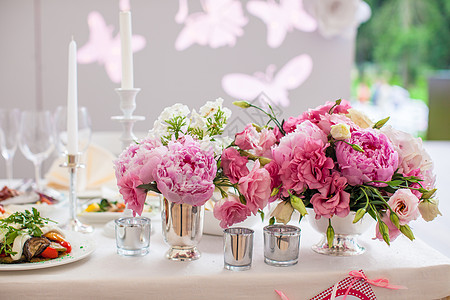 花瓶中的婚礼桌上的美丽明亮的鲜花束季节餐厅房子投标瓶子玫瑰紫色压痛花束仪式图片