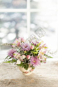 鲜花安排紫色园艺花瓶菊花绿色花店白色玫瑰粉色杯子图片