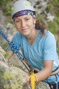 女孩在岩石上跳起来勇气运动天空石头绳索太阳顶峰力量动机悬崖图片