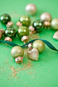 各种绿色音调的圣诞装饰品礼物饰品展示金子装饰时候圆形心形玩意儿丝带图片