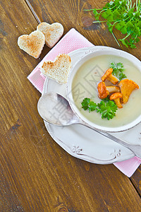 奶油蘑菇汤草药面包杯子银器松枝乡村蔬菜心形餐巾食物图片
