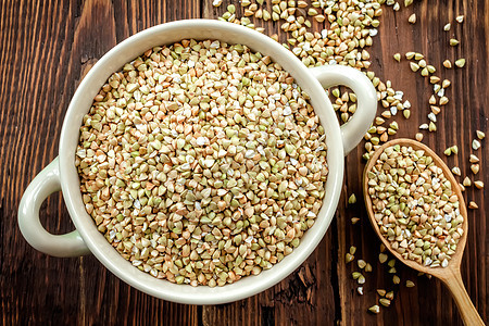 绿麦稀饭饮食核心粮食碎粒厨房食物种子勺子桌子图片
