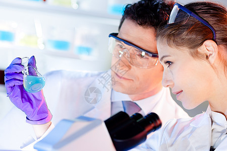 在实验室工作的卫生保健专业人员职业科学家眼镜调查手套外套生物生物学学生女孩图片