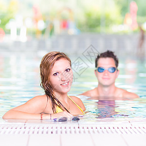 在游泳池的年轻夫妇女士温泉女性游泳水疗闲暇假期旅游泳装男人图片