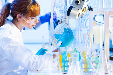 实验室里的年轻化学家管子器皿教育考试化学品烧瓶液体化学学生生物背景图片