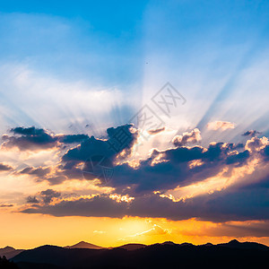 日落 阳光照耀丘陵天堂天空晴天太阳天气地平线气候戏剧性云景图片