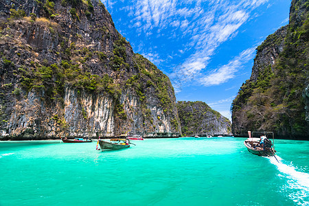 泰国Phi Phi岛的木质船天堂旅游水晶假期旅行支撑山脉岩石海岸风景图片