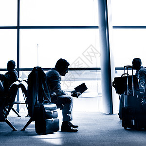 商务人士乘坐机场的轮廓旅行图片