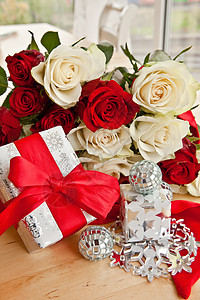 白玫瑰和红玫瑰婚姻周年玫瑰小玩意儿婚礼礼物展示红色时候纪念日图片