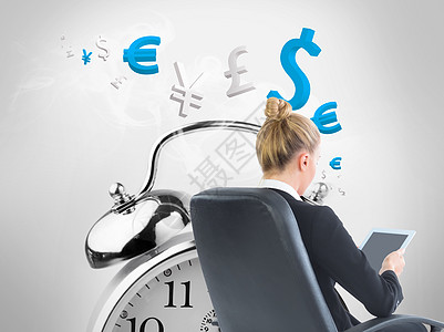 时间与金钱商业女商务人士坐在带平板板板的摇摆椅上的综合图像电脑商务套装滚动蓝色计算机铃声绘图金属旋转背景