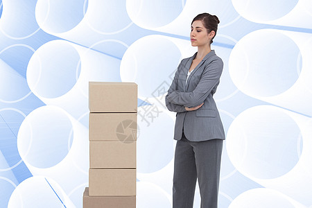 带有纸板盒的深思女性综合形象女士蓝色人士网格套装辉光棕色商务双臂计算机图片
