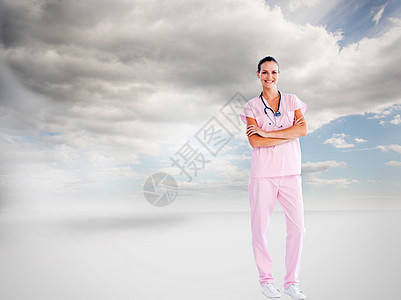 美丽的护士的复合图像 站在镜头前 手折着双臂的摄影机前女性服务女士金发女郎专家天空医生外科蓝色金发图片