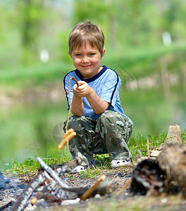 男孩烤香肠教育空气婴儿幸福乐趣树木快乐森林生态远足图片