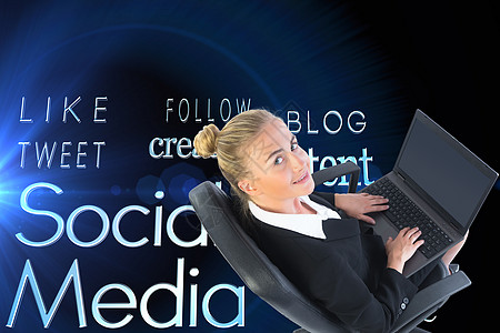 商业女商务人士用笔记本电脑坐在摇摇椅上的综合图像套装商务技术微笑用户媒体绘图社交蓝色流行语图片