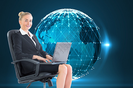 商业女商务人士用笔记本电脑坐在摇摇椅上的综合图像浅色职业范围计算机金发快乐地球套装计算人士图片