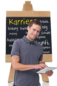 微笑的年轻男子用平板电脑综合图像快乐启蒙滚动商业学士生活职业学校考试劳动图片