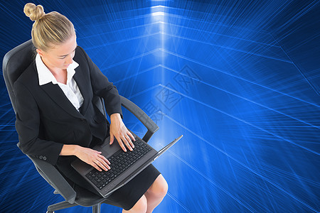商业女商务人士用笔记本电脑坐在摇摇椅上的综合图像计算女性商务未来派套装职业技术女士数字计算机图片