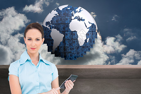 使用计算器进行严重合级商业女商务人士综合图像蓝色行星头发绘图人士地球商务数学计算机世界图片