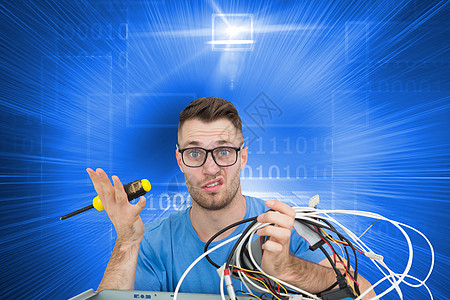 与螺丝驱动器和电线相混淆的合成肖像图象 在眼皮前电脑窗格火花技术员连接手势工程修理工男性屏幕图片