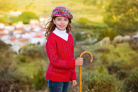 西班牙村带木木制巴斯顿的幼女牧羊女幸福童年牧人孩子们山脉草地快乐牛仔裤牧羊人家畜图片