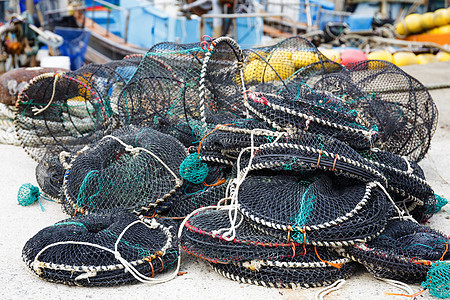 捕捞渔业的陷阱绳索港口钓鱼渔夫龙虾工具海鲜螃蟹绿色码头图片