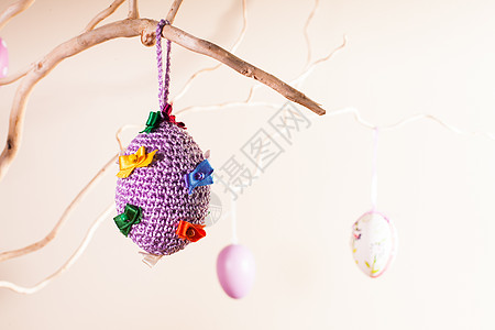 手工制作的东经装饰品钩针白色蕾丝花瓶毛毡季节兔子庆典创造力紫色图片