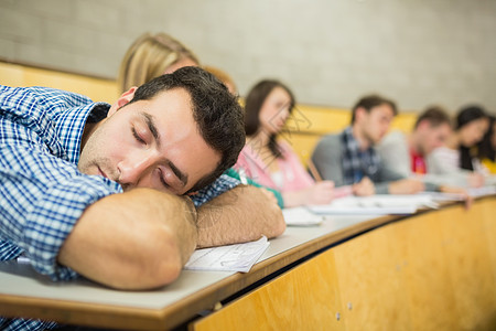 男性与学生睡在礼堂的男学生学习大学眼睛班级写作女性女士报告知识睡眠图片