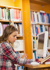 使用计算机读书的学生集中程度相当高;图片