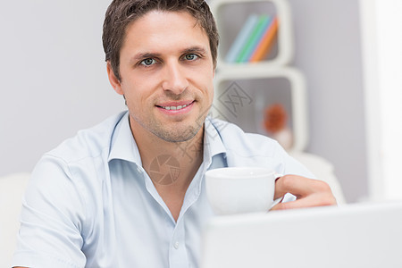 在家使用笔记本电脑 用茶杯把人关起来图片