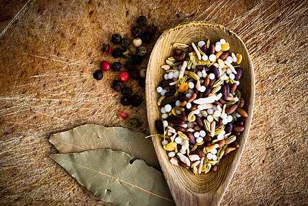 勺子里的香料木头厨房桌子种子草药八角食物美食辣椒粉末图片