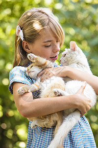 女孩和小猫玩白色幸福宠物青少年孩子们婴儿情绪化快乐动物绿色图片