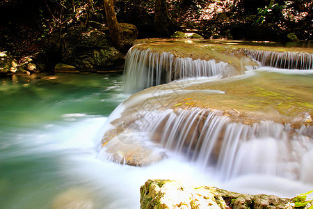 位于的埃拉旺国家公园美丽的瀑布假期天堂溪流丛林岩石木头热带公园森林植物图片