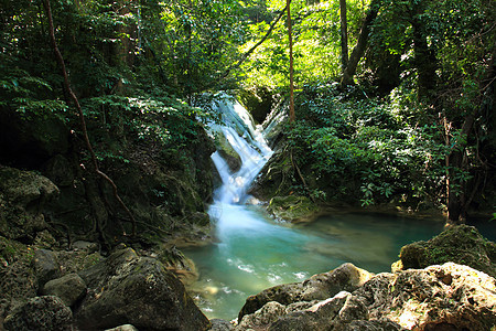 位于的埃拉旺国家公园美丽的瀑布热带运动公园天堂荒野植物假期岩石溪流叶子图片