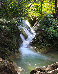 位于的埃拉旺国家公园美丽的瀑布木头运动叶子热带丛林天堂森林公园植物溪流图片