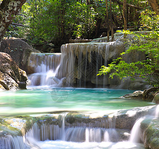 位于的埃拉旺国家公园美丽的瀑布岩石公园叶子森林荒野丛林木头溪流假期热带图片