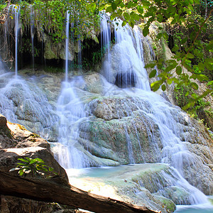 位于的埃拉旺国家公园美丽的瀑布木头植物丛林荒野叶子森林岩石热带运动公园图片