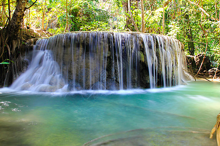 位于的埃拉旺国家公园美丽的瀑布荒野公园热带天堂运动森林岩石溪流丛林叶子图片