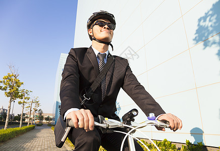 骑自行车到工作场所保护环境的商务人士运输微笑背包套装头盔骑术自由职业男性员工图片
