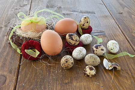 各种生蛋鸽蛋烘烤展示庆典丝带水平概念礼物乡村鹅蛋图片