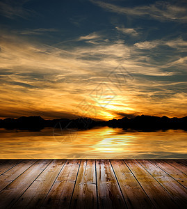 日落在地板上木头晴天天堂海景木板海浪支撑海岸海洋天空图片