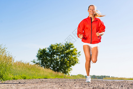 年轻运动女子在路上奔跑身体成人天空海滩女孩行动女性慢跑者女士跑步图片