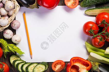 铺在纸页周围的蔬菜茄子教科书笔记草本植物框架饮食铅笔勺子卡片胡椒图片