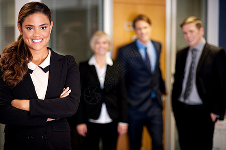 商业女商务人士在背后假扮聪明的合伙人图片