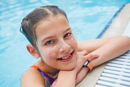 B 集合体上的活动游泳池假期童年游泳微笑快乐风镜青年女性喜悦图片