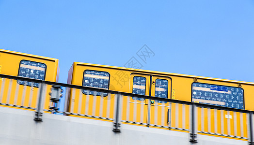 黄色贝尔林地铁在蓝色天空隔离的桥上移动运输旅游乘客高峰建筑技术管子城市时间旅行图片