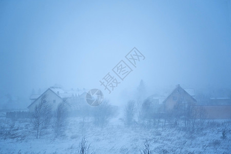禅风冬天房子搬迁者框架运输暴风雪季节下雪国家蓝色村庄背景