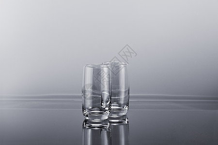 2个透明的高空杯子图片