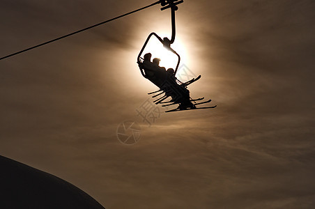 滑雪提水轮乐趣剪影顶峰运动天空高山娱乐旅行阳光滑雪者图片