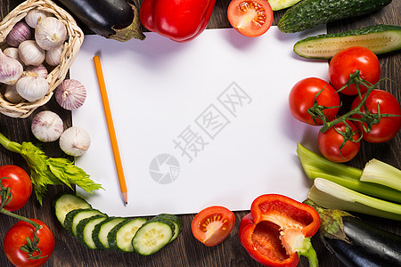 铺在纸页周围的蔬菜勺子铅笔木头草本植物食谱食物胡椒茄子卡片桌子图片